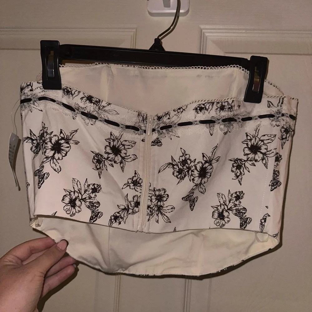 PacSun Beverly and Beck White and Black Floral sleeveless corset crop top M